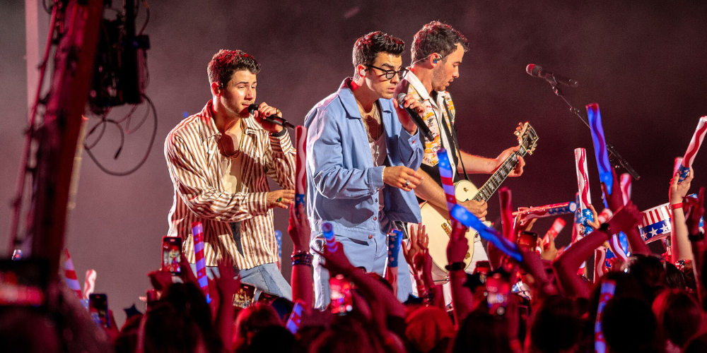 ESL lesson on family vocabulary and dynamics, using examples from siblings like the Jonas Brothers.