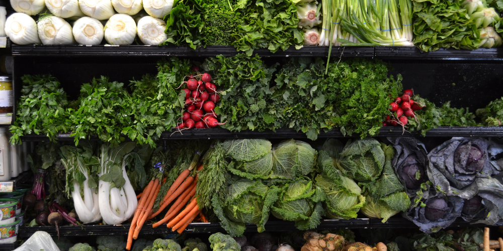 ESL lesson on countable and uncountable nouns with food vocabulary in supermarket scenarios.
