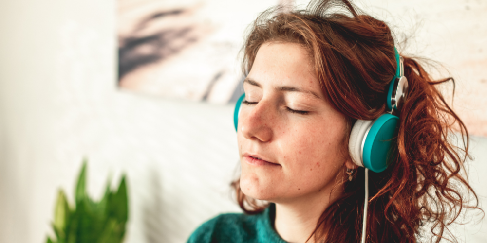 ESL lesson introducing vocabulary related to sound, vibrations, and hearing.